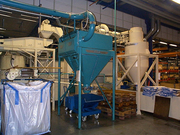 Installiertes BEASS Filterabscheidersystem in einer Industrieanlage, mit konischen Behältern, Rohrleitungen und Sammelsäcken für Impulsreinigung und effiziente Luftstaubfiltration.