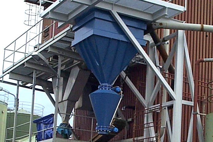 Blauer konischer BEAT-Filterabscheider, im Freien auf einem Stahltragrahmen montiert, konzipiert für die industrielle Staubabscheidung und die manuelle oder automatische Entleerung des gesammelten Materials.